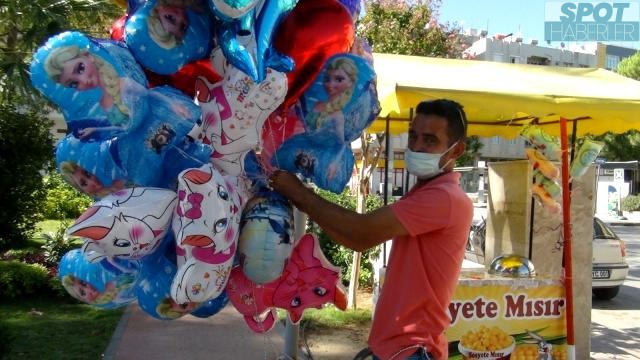 Antalyalı baloncunun yürekleri burkan mezarlık ziyareti