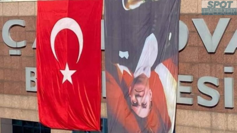Tepki yağdı: AKP’li belediye Atatürk’ün fotoğrafını ters astı!