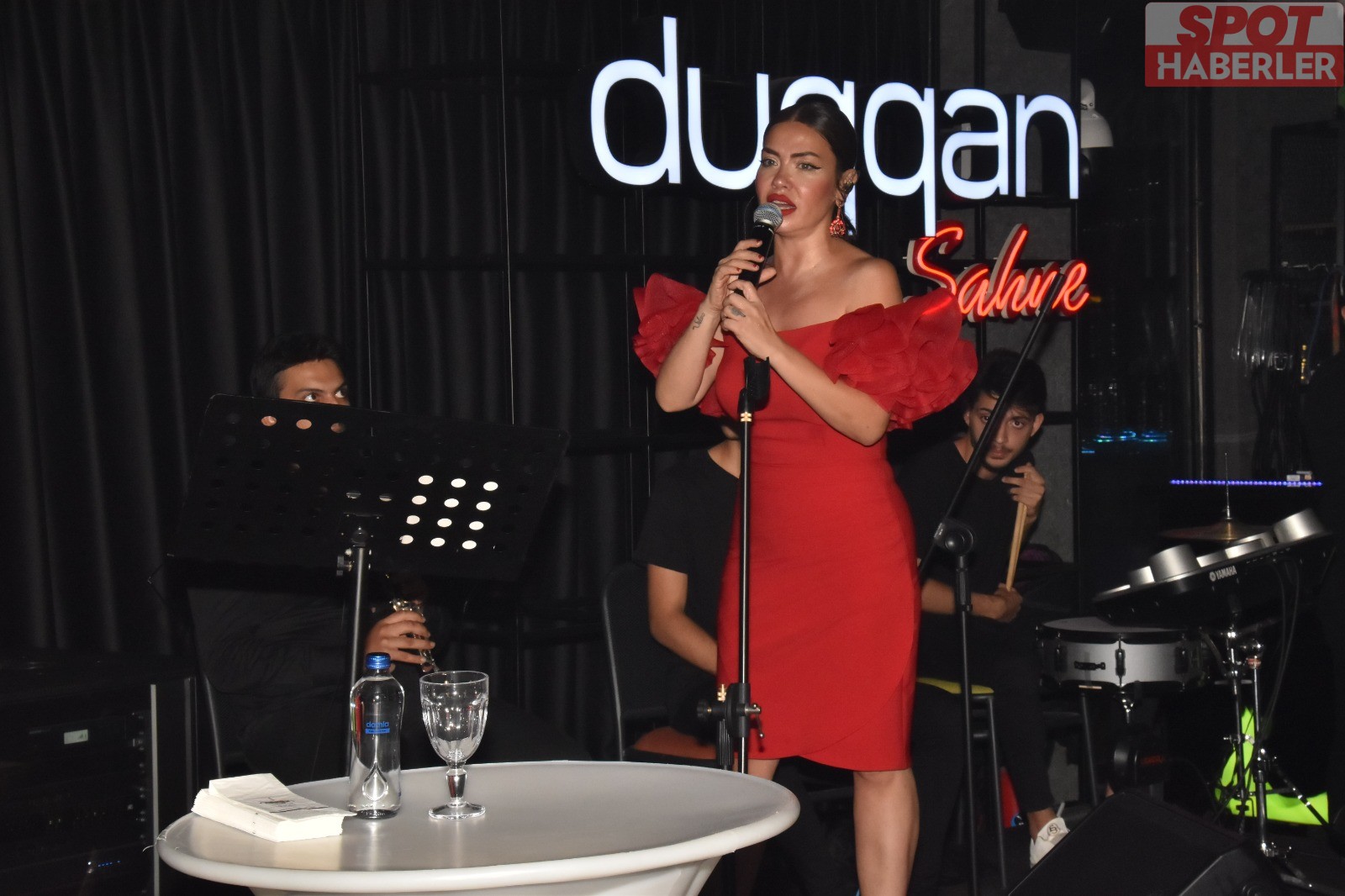 Lara kendisini dinlemeye gelenleri sesi ve güzelliğiyle büyüledi!