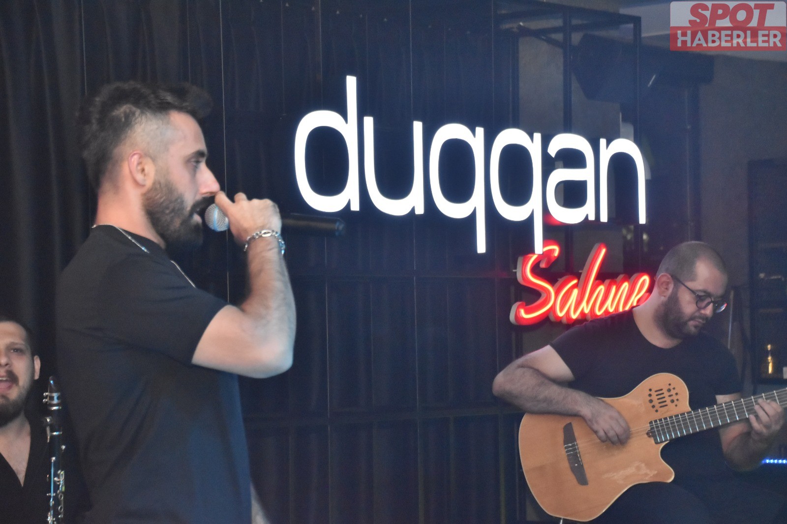 Ünlü sanatçı Sancak sevenleriyle buluştu