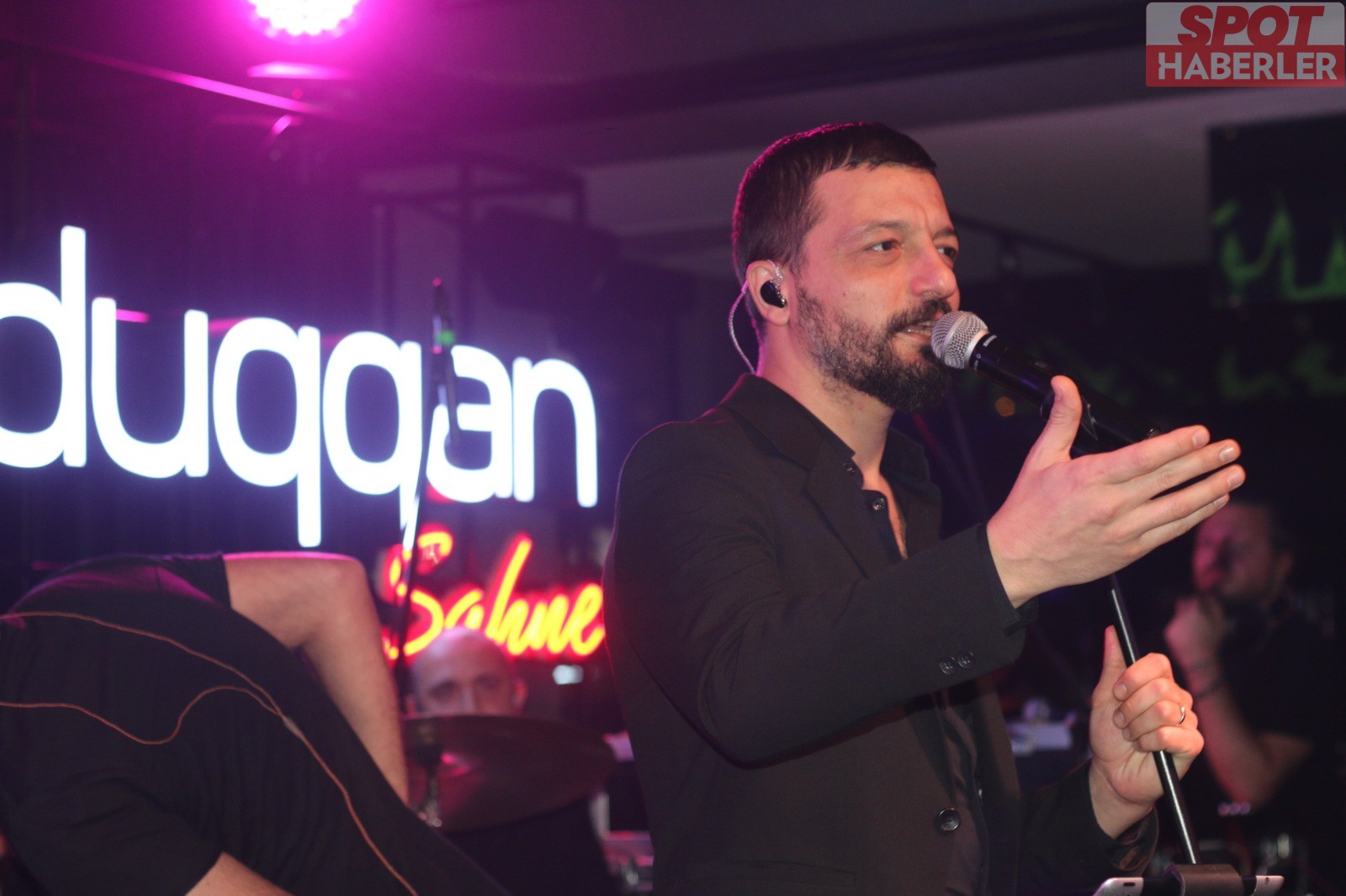 Mehmet Erdem kendisini dinlemeye gelenleri mest etti