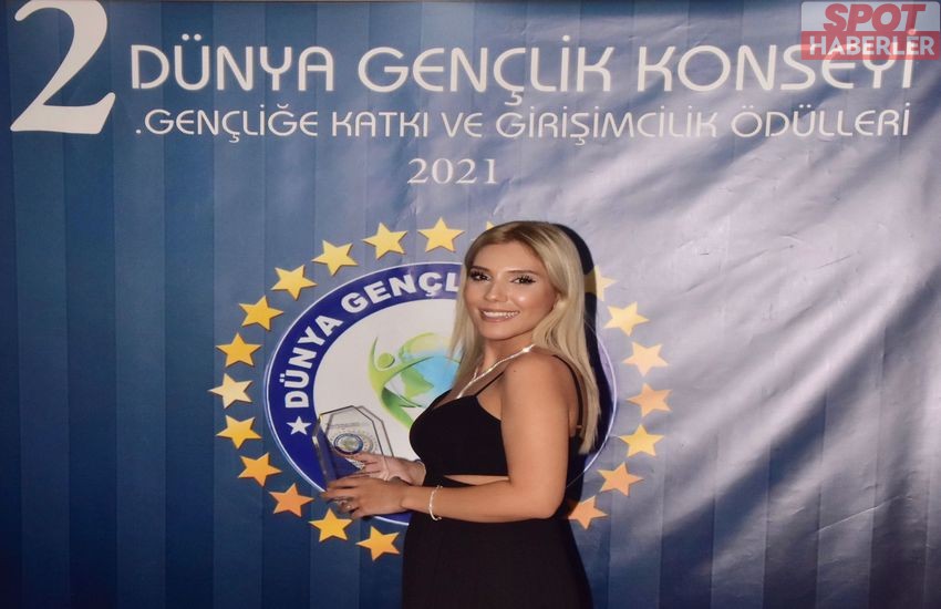 Ünlü Influencer Zeynep Odabaşoğlu ödülden ödüle koşuyor