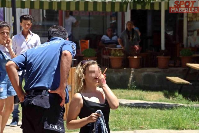 Üzerindeki şortu çıkartıp süs havuzuna girdi, polis hemen harekete geçti
