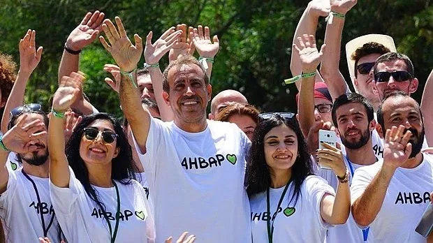 Haluk Levent’in başkanlığını yaptığı AHBAP derneğinden Tire’ye yardım kolisi