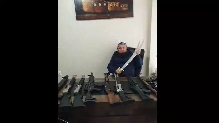Araplar Gibi Elle Yemek Yiyen Başkandan Silahlarla  Poz