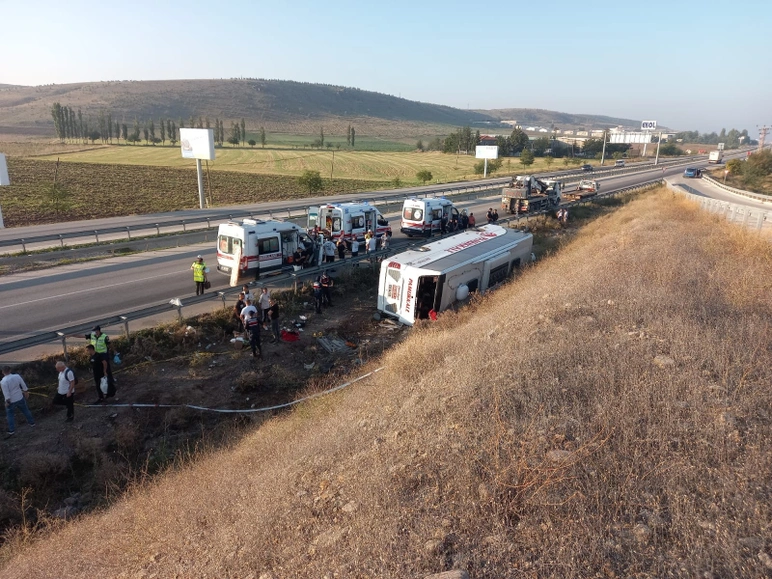 Asker adaylarını taşıyan otobüs devrildi: Ölü ve yaralılar var