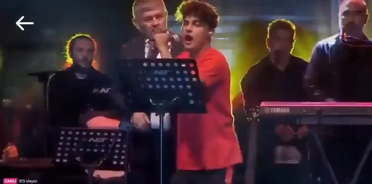 Konya’daki Konserde Sahneye Atlayan Genç: Konya Uyan Artık!