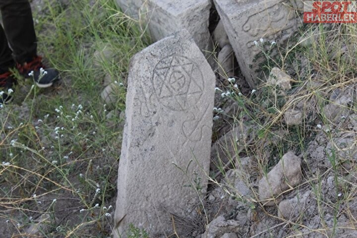 Elazığ’da suların çekilmesiyle Selçuklu ve Osmanlı mezarlıkları ortaya çıktı