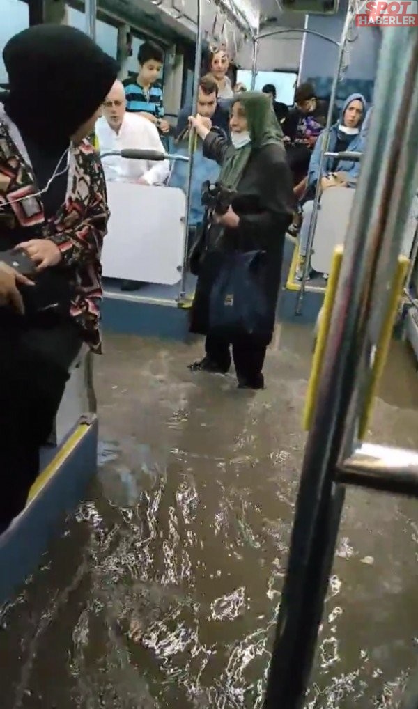 İstanbul’da Otobüsü Su Bastı