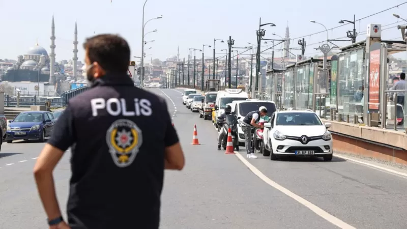 Polisler : “Uzun Çalışma Saatleri, Amir Tahakkümü, Sendikasızlık ve Sürülme Korkusu İle Yaşıyoruz”