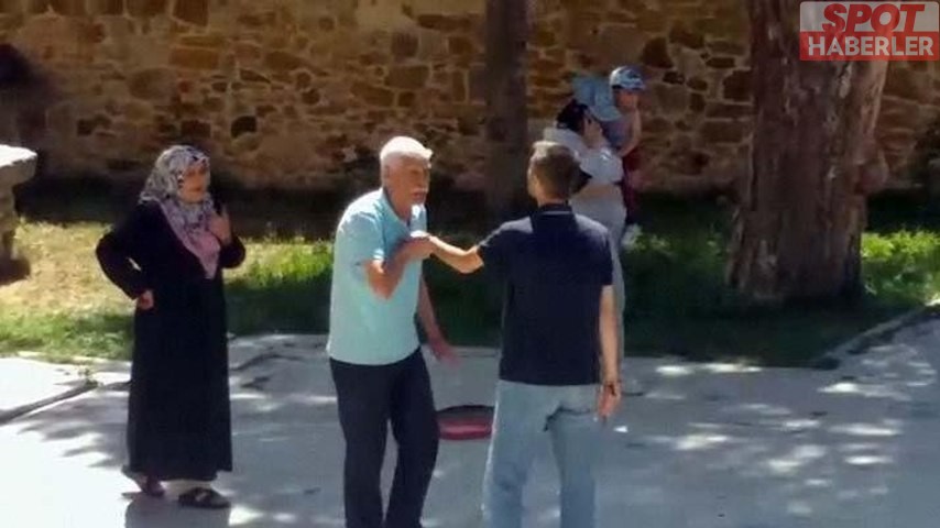Eski Eşi İle Halasını Çocuklarının Önünde Bıçakladı