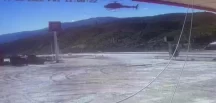 Yakıtı biten helikopter akaryakıt istasyonuna indi