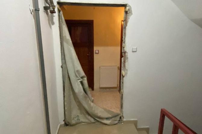 Kirayı 3 kat artırmak isteyen ev sahibi kapıyı söktürdü!
