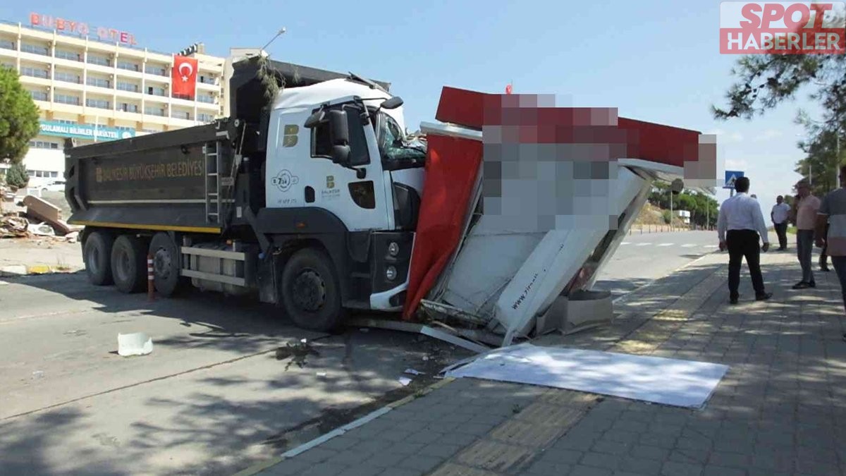 Freni boşalan kamyon kulübeyi yıktı, bankamatiği yolun karşısına sürükledi