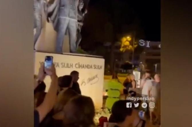 İranlılar, Atatürk heykeli önünde İran rejimini protesto etti