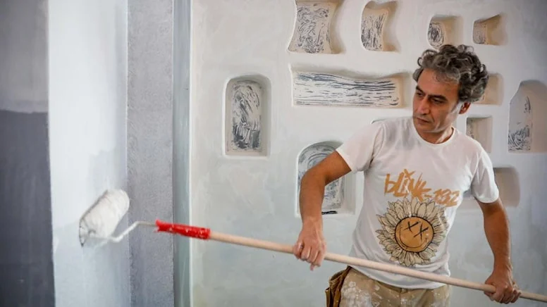 Ünlü karikatürist Serkan Yılmaz artık evleri de boyuyor