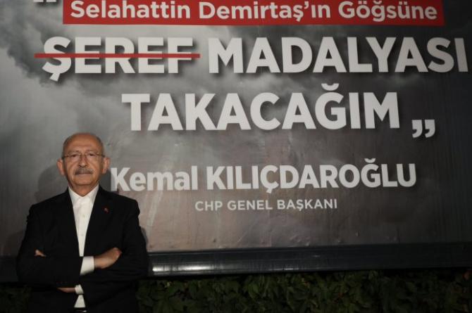 Kılıçdaroğlu ‘provokatif’ pankartın önüne geçti fotoğraf çektirdi