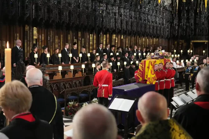 Kraliçe Elizabeth’in naaşı defnedilmek üzere Windsor’a getirildi