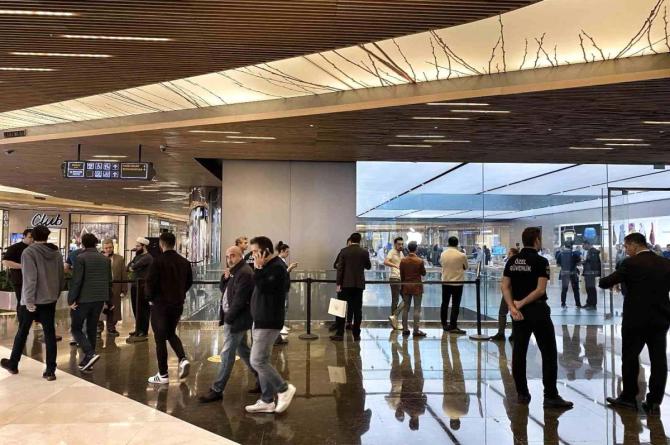 57 bin TL’lik cep telefonunu için kuyruk oluşturdular