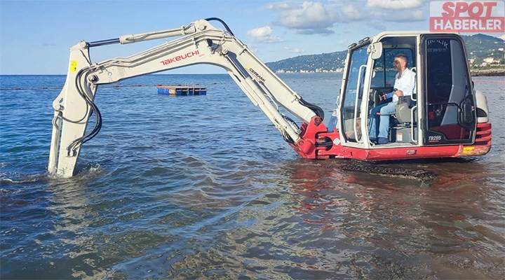 Rize’de kolyesini denize düşüren Arap turist, 20 bin liralık iş makinası kiraladı