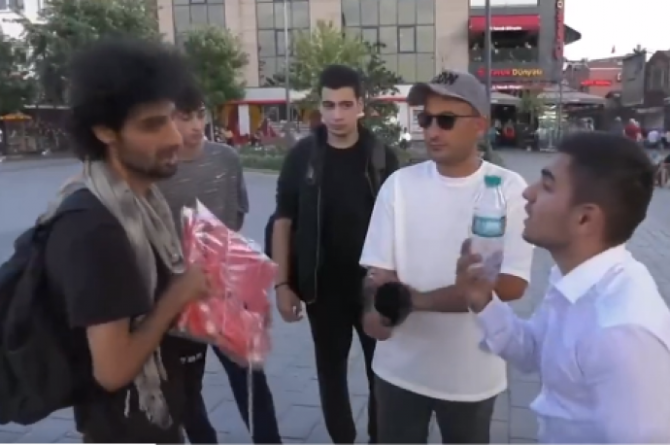 ‘Üstünde pantolonun var’ dedi, ortalık karıştı!