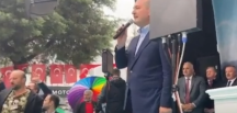 Soylu, konuşurken ‘gökkuşağı renklerinde şemsiye’ açan vatandaşa korumalardan müdahale!