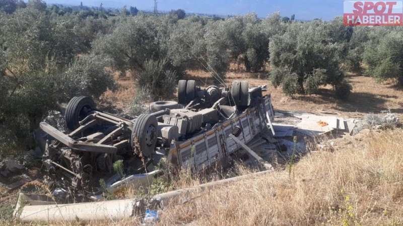 Tire’de kamyon şarampole devrildi: Sürücü ağır yaralandı