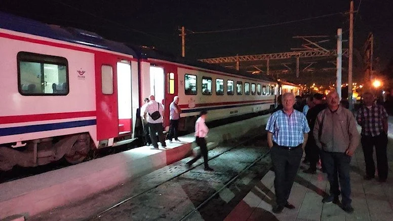 Doğu Ekspresi trenin vagonu raydan çıktı, Ankara-Kayseri demiryolu ulaşıma kapatıldı
