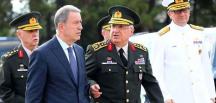 Hulusi Akar, gece yarısı Genelkurmay Başkanı ve komutanlarla toplandı