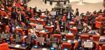 CHP’li vekillerden Meclis’te sansür yasasına protesto