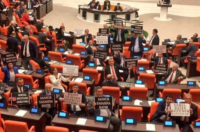 CHP’li vekillerden Meclis’te sansür yasasına protesto