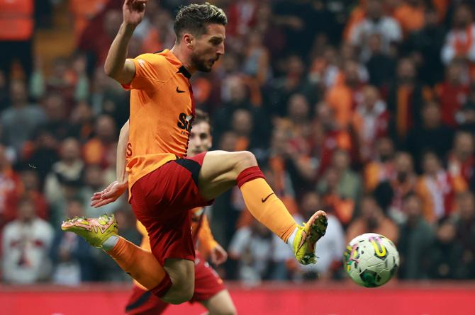 9 kişi kalan Galatasaray Alanyaspor ile 2-2 berabere kaldı