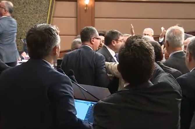 İBB Meclisi’nde AKP’lilerden saldırı: ‘Sansür yasasına hayır’ dövizi açan meclis üyesine böyle müdahale etmeye çalıştılar