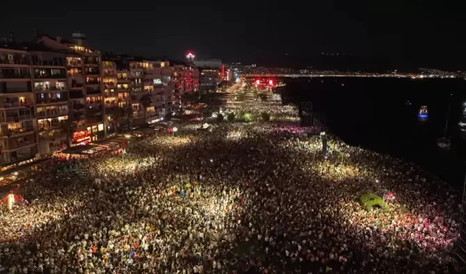 İzmir’de 3 gün 3 gece 99. yıl kutlaması