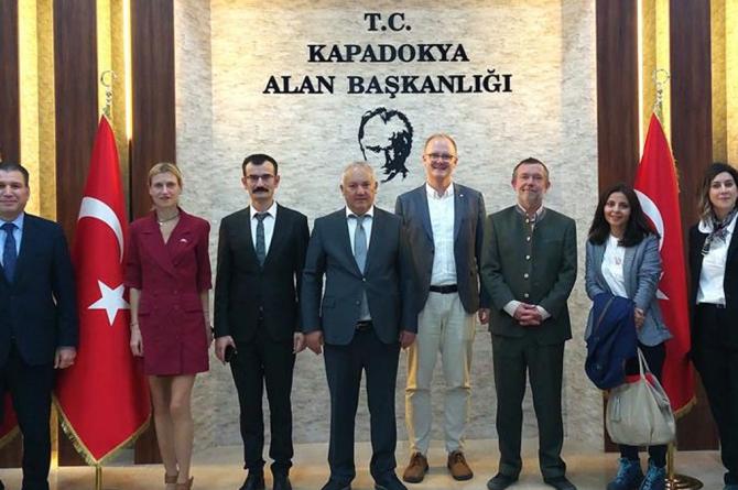‘UNESCO heyeti’ dediler turist kafilesi çıktı
