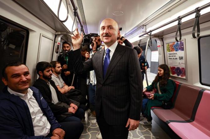 Bakan Karaismailoğlu, boş metroda ayakta gitti