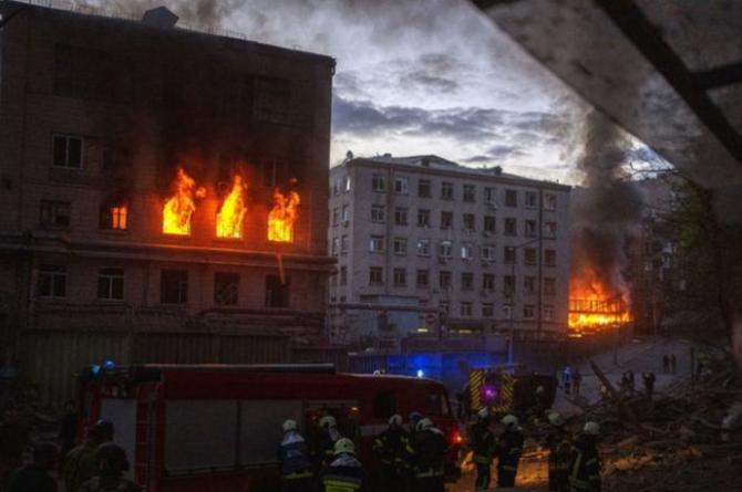 Kiev’de art arda büyük patlamalar