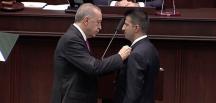 Erdoğan, Mehmet Ali Çelebi’ye rozetini taktı