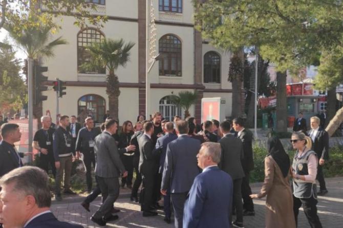 Manisa’da MHP’lilerle AKP’li vekil arasındaki tartışma yumruklaşmaya döndü