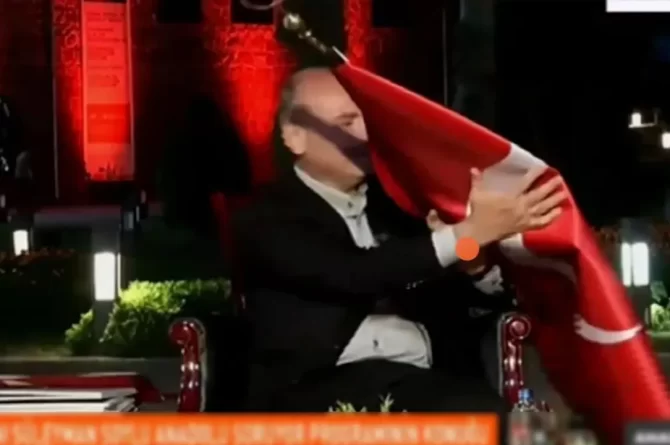 Süleyman Soylu’nun başına canlı yayında bayrak düştü