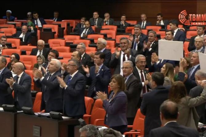 Sansür yasası görüşmelerinde büyük protesto: Meclis oturumu protestolar nedeniyle kapatıldı