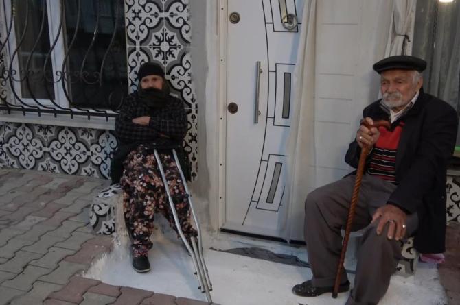 Vicdansız ev sahibi yaşlı çifti sokağa attı