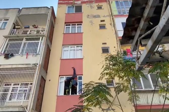 Hatay’da akılalmaz olay: Anahtarını unuttuğu eve girmeye çalışırken asılı kaldı