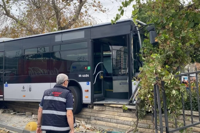 Kadıköy’de metrobüs kontrolden çıktı, duvara çarptı