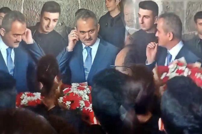 Milli Eğitim Bakanından öğretmene saygısızlık