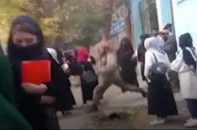 Taliban’dan burka giymeyen kadın öğrencilere kırbaç