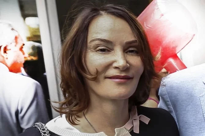 Aslı Baykal CHP’yi hedef aldı, AKP’ye göz kırptı