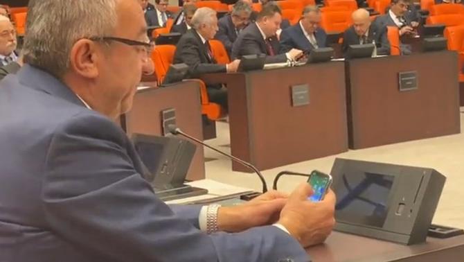 Hangi milletvekili bu halka çare oldu ki, hepsi aynı! Engin Altay TBMM’de poker oynadı
