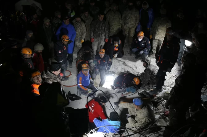 Deprem felaketinde ikinci gün: 2 bin 921 kişi hayatını kaybetti, arama kurtarma çalışmaları sürüyor