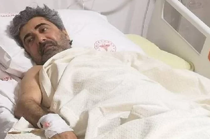 Yardım gelmeyeceğini bilen gazeteci, enkaz altından bileğini bıçakla kestirerek kurtuldu